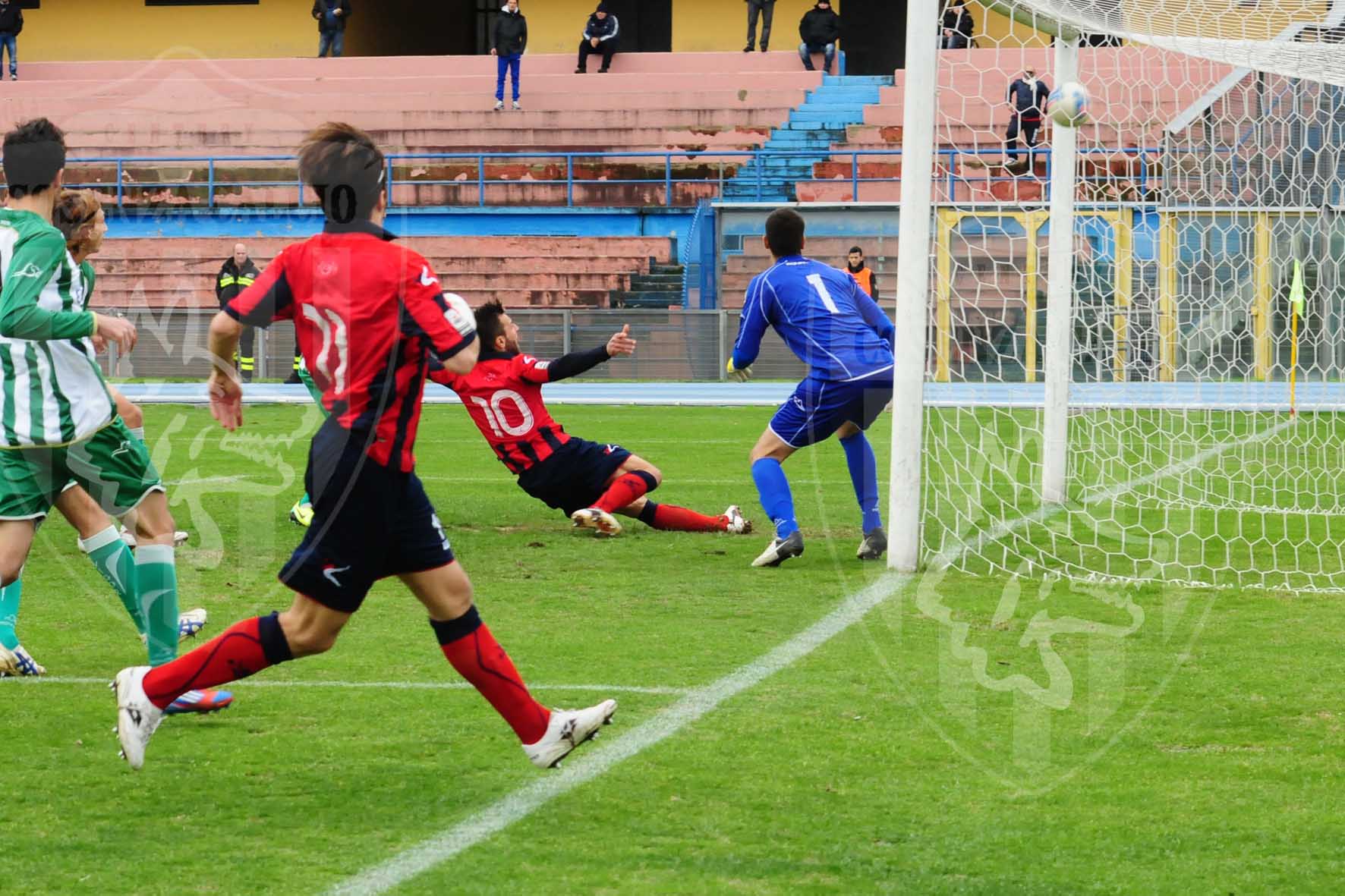 002_-_26.01.14_CS-Vigor_Lamezia_3-1_-_De_Angelis_in_scivolata_realizza_l1-0.jpg