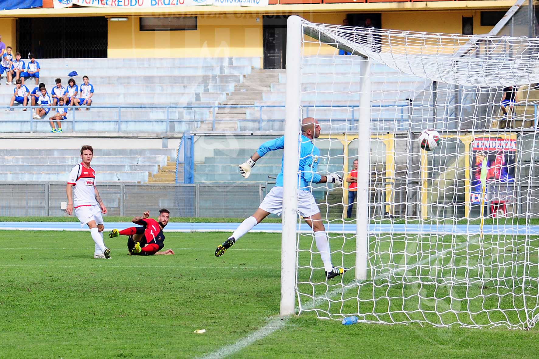 02_-_06.09.14_CS-Foggia_2-2_-_Il_tiro_di_Calderini_è_intercettato_da_Loiacono_ed_il_pallone_termina_in_rete_per_l1-2.jpg
