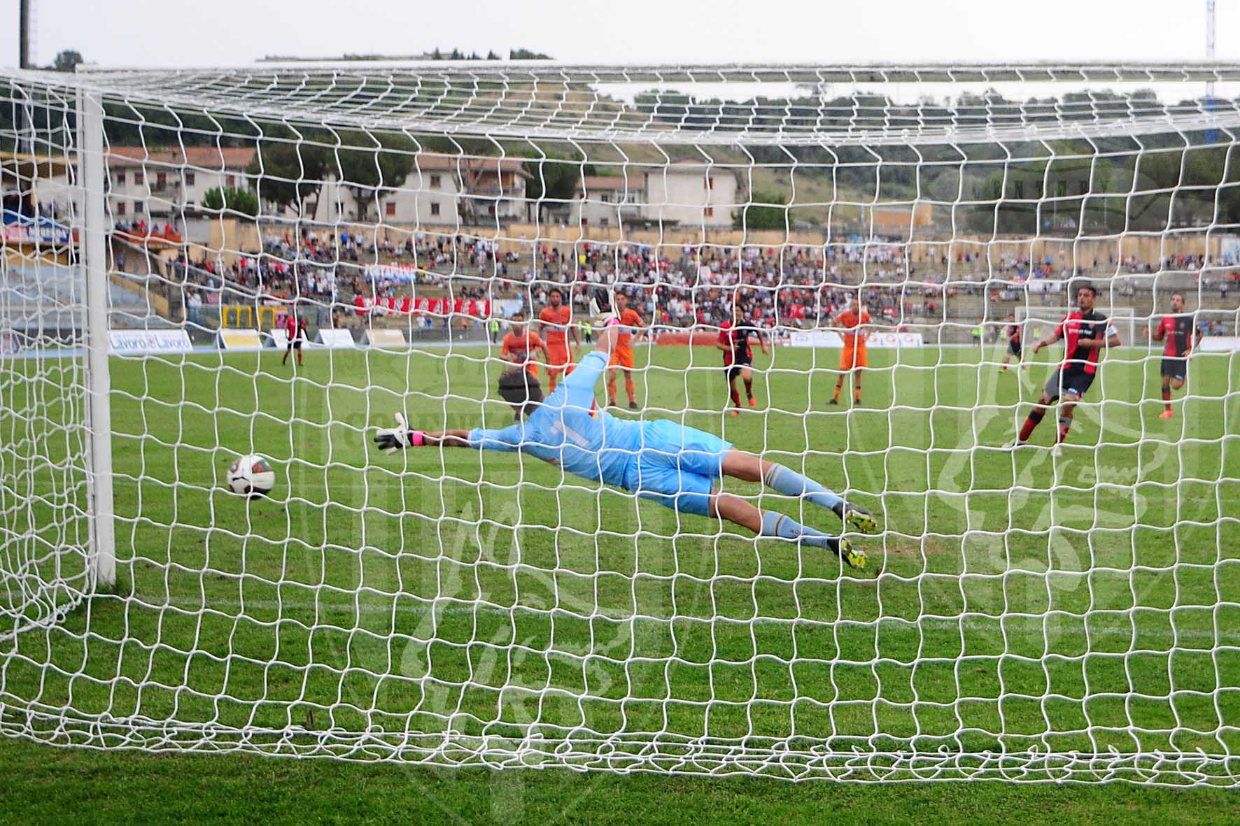 03_-_20.09.14_CS-Lupa_Roma_1-2_-_Perfetto_il_rigore_calciato_da_Mosciaro_sul_palo_sinistro.jpg
