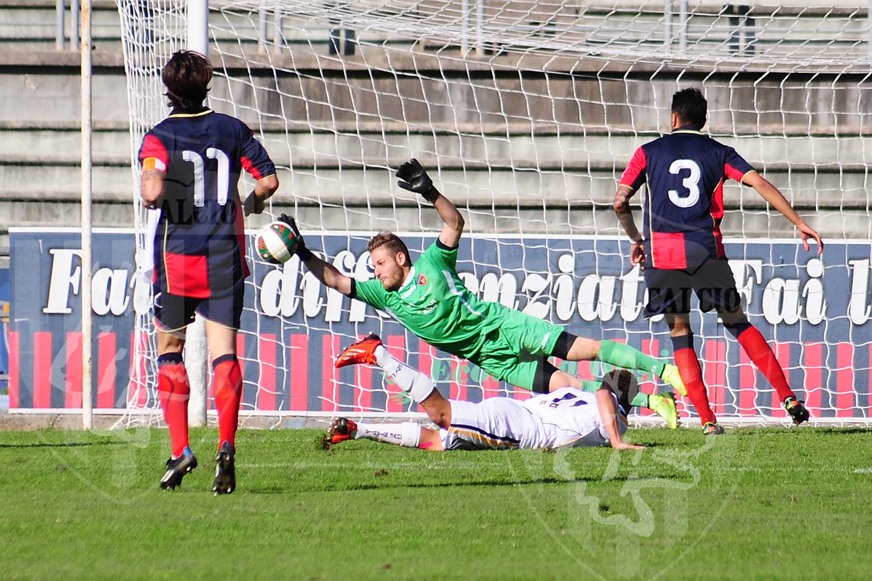 06_-_25.10.14_CS-Juve_Stabia_1-1_-_Gammone_ci_prova_di_testa_ma_Ravaglia_si_supera.jpg