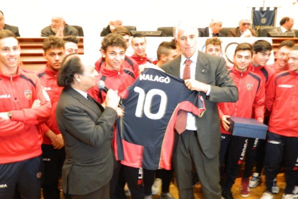La maglia del Cosenza al Presidente del Coni Giovanni Malagò