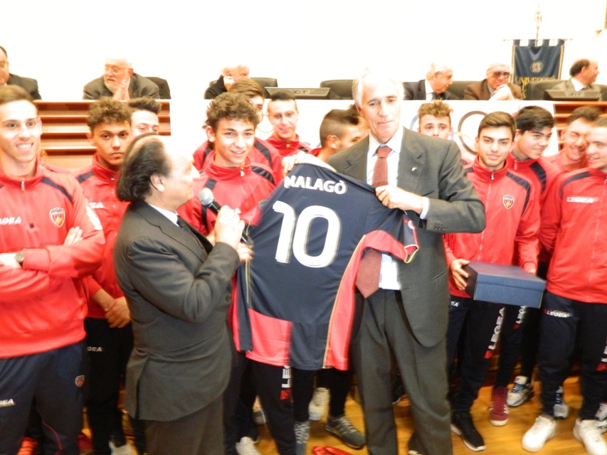 La maglia del Cosenza al Presidente del Coni Giovanni Malagò
