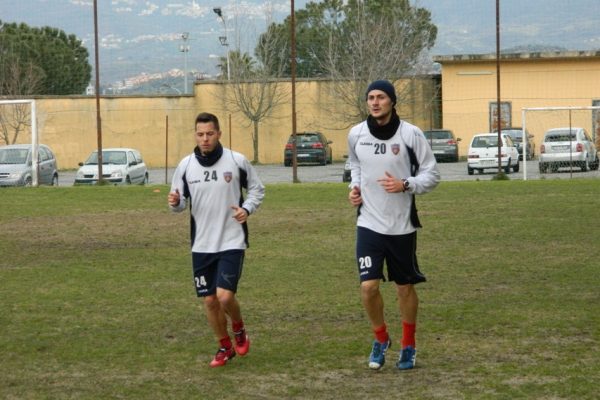 Rossoblu in campo, allenamento per pochi.