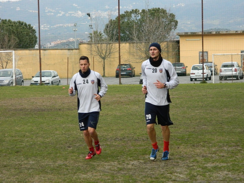 Rossoblu in campo, allenamento per pochi.