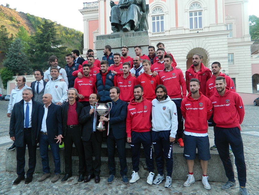 Cosenza, ripresa degli allenamenti. Rossoblù con la Coppa in Provincia
