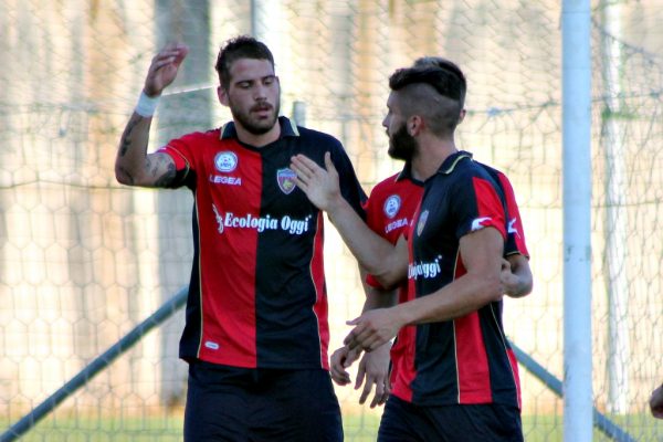 “Dal Tirreno un assist per lo Jonio”. Il Cosenza in campo, la solidarietà sugli spalti