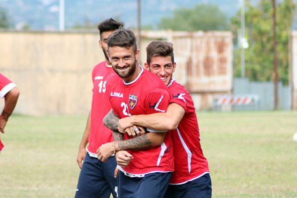 Continua la preparazione al derby, il presidente Guarascio assiste all’allenamento