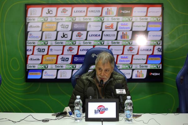 Mister Braglia: «Giochiamo da Cosenza, mettiamoci il cuore»