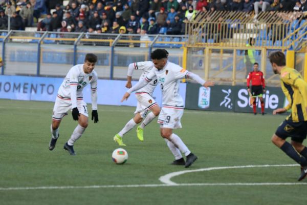 Un penalty al 90′ condanna i rossoblù alla sconfitta: Juve Stabia – Cosenza 1-0