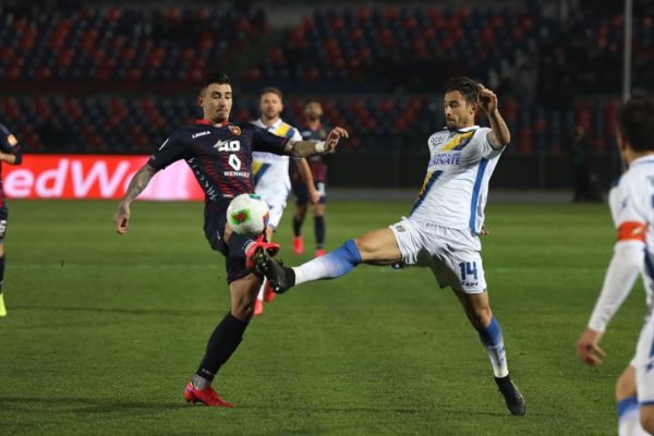 Succede tutto nel primo tempo: Cosenza sconfitto dal Frosinone (0-2)