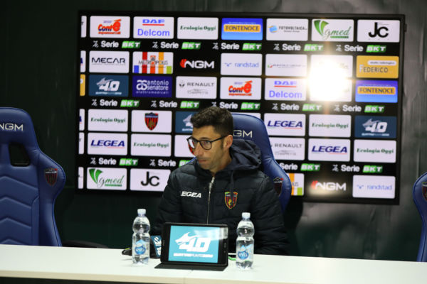 Mister Occhiuzzi: “Viviamo di alti e bassi. Ora undici partite da giocare alla morte”