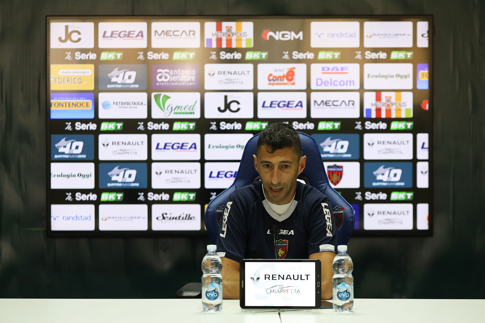 Mister Occhiuzzi: “Stringiamoci intorno alla squadra e scaliamo l’ultimo gradino!”