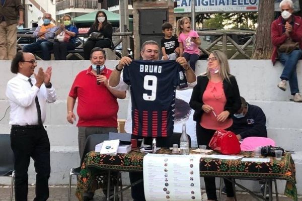 Presidente Guarascio dona maglia numero 9 a infettivologo Raffaele Bruno