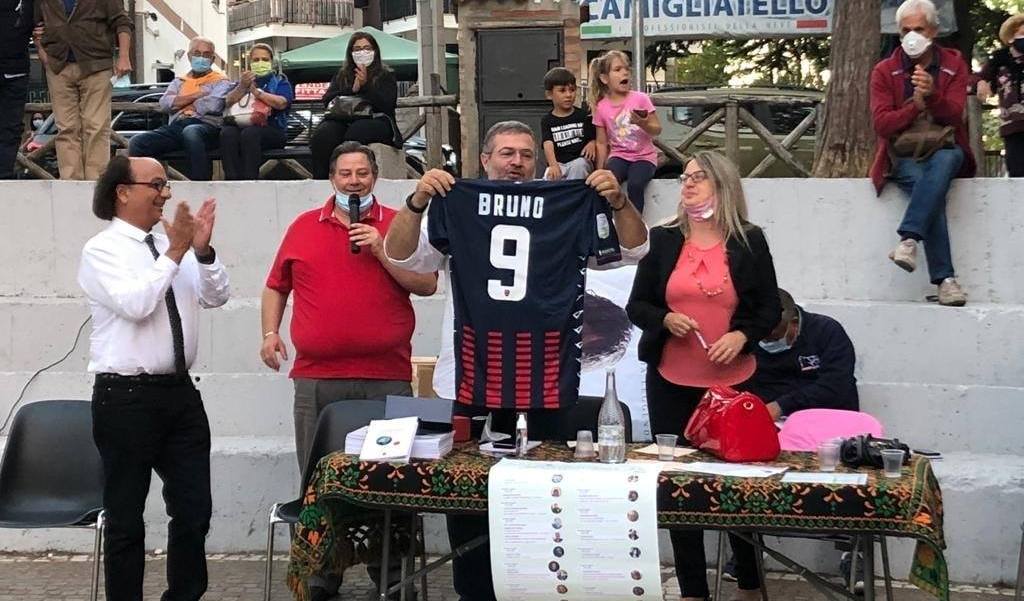 Presidente Guarascio dona maglia numero 9 a infettivologo Raffaele Bruno