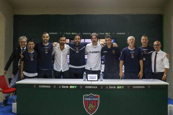 Mister Occhiuzzi e lo staff rossoblù: “Che i tifosi siano orgogliosi di questa squadra!”