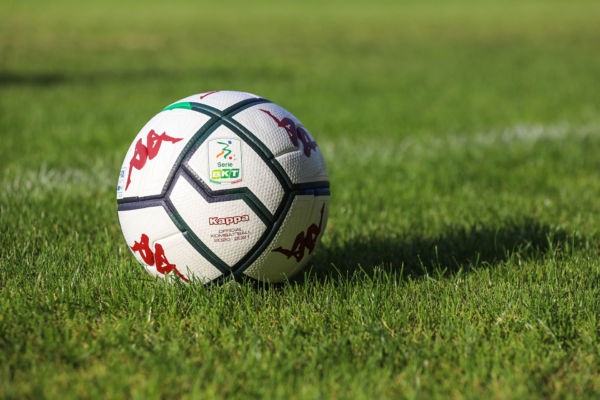 ‘Non lasciate morire il calcio degli italiani’. Protesta negli stadi della Serie B