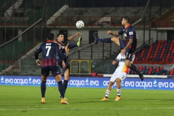 Gliozzi pareggia il gol di Coda, finisce 1-1 tra Cosenza e Lecce