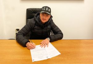 La firma sul contratto di Santapaola