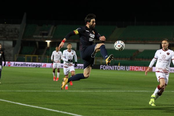 Pari di rimonta nel derby: Trotta e Carretta riprendono la Reggina (2-2)