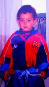 Un piccolo Giuseppe Caso con la maglia del Barcellona