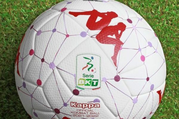 Violenza sulle donne, il pallone rosso consegnato nel pre-partita a un tifosa