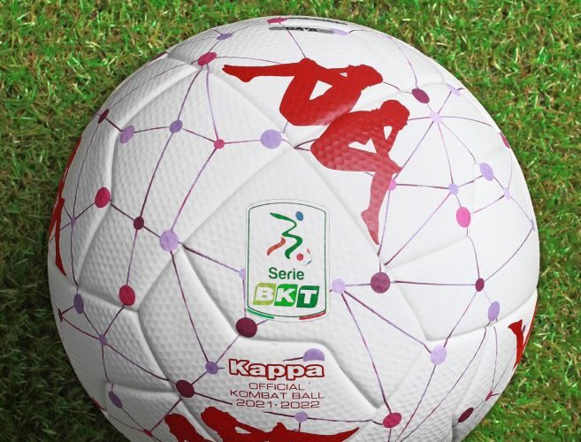 Violenza sulle donne, il pallone rosso consegnato nel pre-partita a un tifosa
