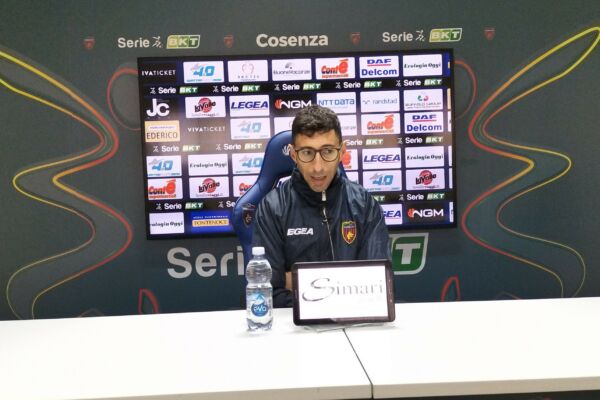 Mister Occhiuzzi nel pre gara di Cosenza – Pisa