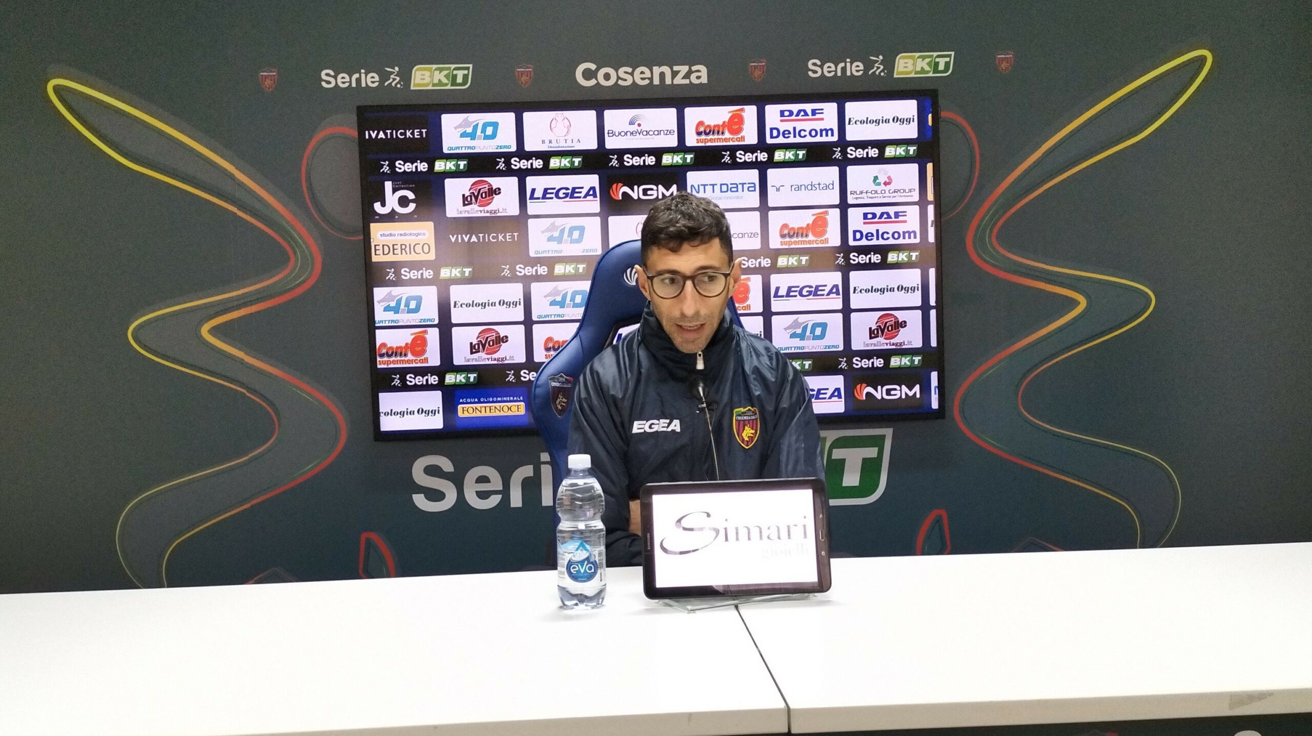 Mister Occhiuzzi nel pre gara di Cosenza – Pisa