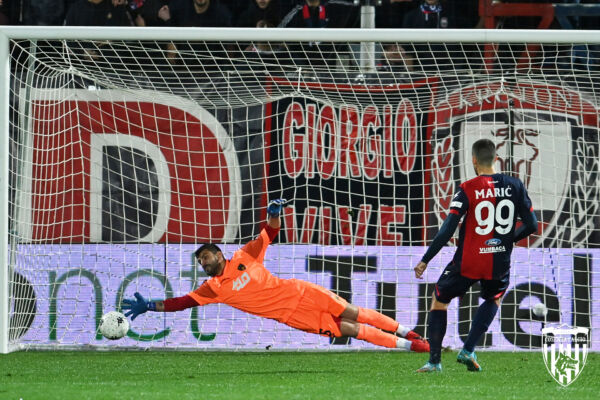 Foto Francesco Mazzitello/LaPresse23   Febraio  2022 Crotone, Italia sport calcio Crotone vs Cosenza   – Serie BKT 2021/2022 – Stadio Ezio ScidaNella foto: rigore Mirko Maric gol 1-2Photo Francesco Mazzitello/LaPresseFebraio 23 , 2022  Crotone, Italy sport soccer Crotone vs Cosenza  – Italian Football Championship League BKT 2021/2022 – Ezio Scida StadiumIn the pic: penalty Mirko Maric gol 1-2