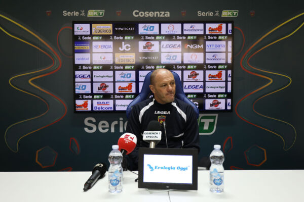 Mister Bisoli in conferenza stampa alla vigilia del derby Crotone – Cosenza. “Sarà una battaglia e noi siamo pronti”