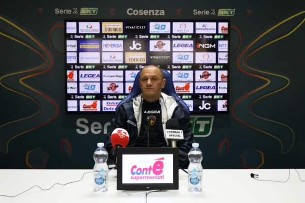 Mister Bisoli in conferenza stampa alla vigilia di Cosenza – Parma