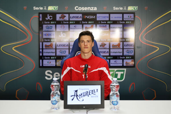 Sauli Väisänen in conferenza stampa