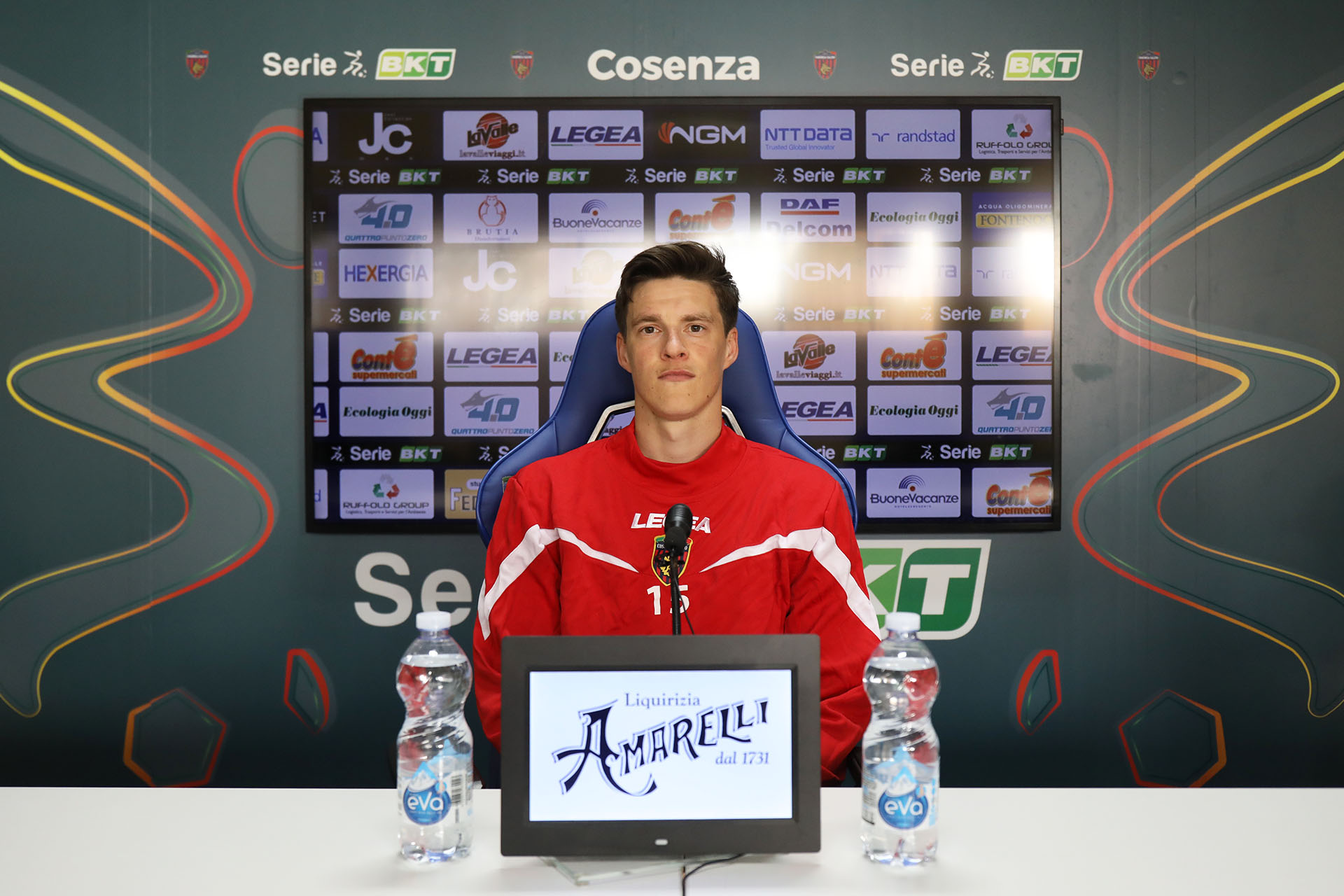 Sauli Väisänen in conferenza stampa