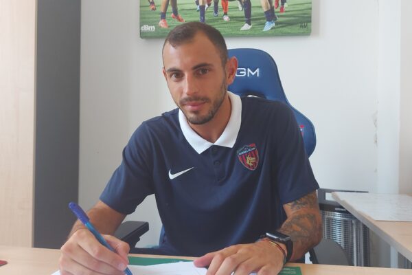 L’esterno Pietro Martino è un calciatore del Cosenza