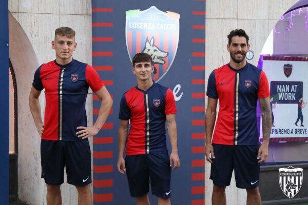 Flash mob rossoblù, ecco la nuova maglia dei Lupi