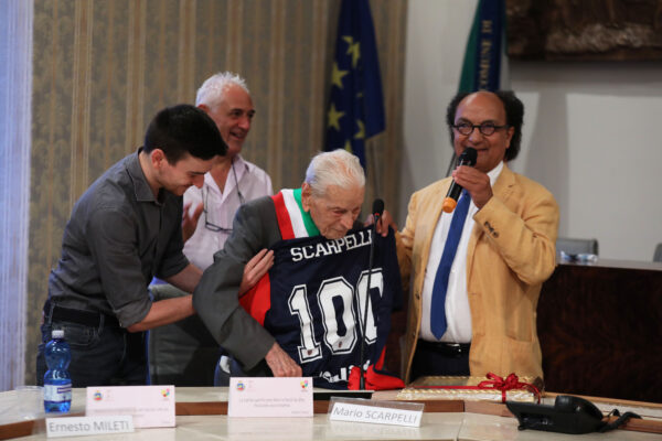 Il Presidente Eugenio Guarascio omaggia il centenario Mario Scarpelli