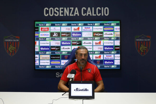 Mister Dionigi in conferenza stampa alla vigilia di Parma – Cosenza