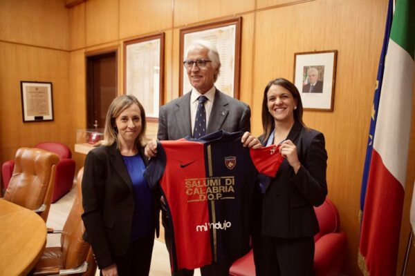 Una maglia del Cosenza per Giovanni Malagò