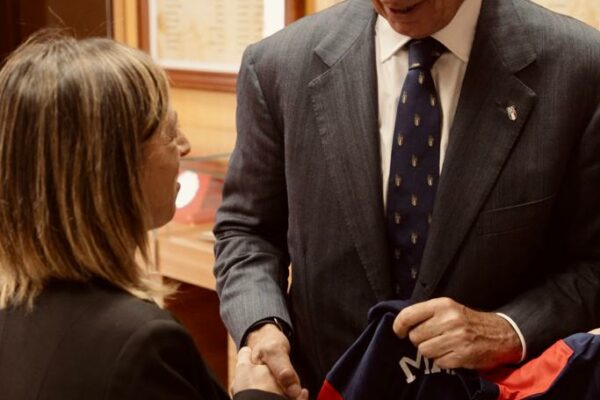 Una maglia del Cosenza per Giovanni Malagò