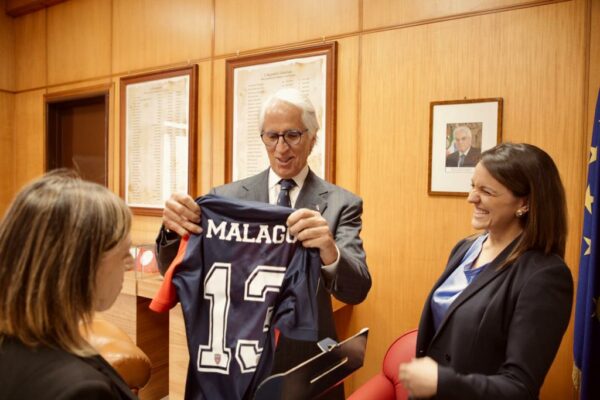 Una maglia del Cosenza per Giovanni Malagò