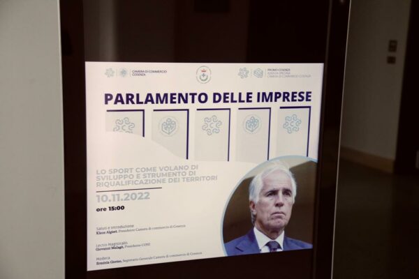 Una maglia del Cosenza per Giovanni Malagò