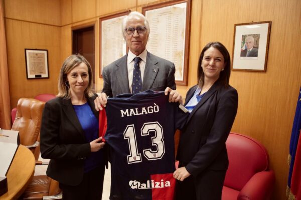 Una maglia del Cosenza per Giovanni Malagò