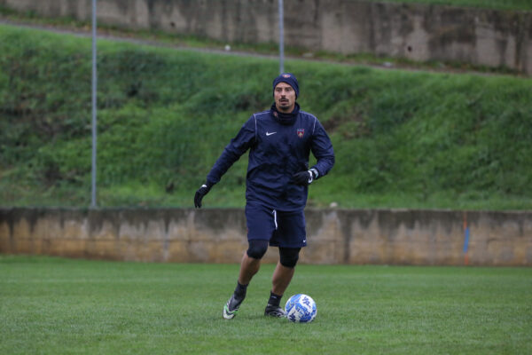 🔴🔵 Seduta sul prato del San Vito Gigi Marulla