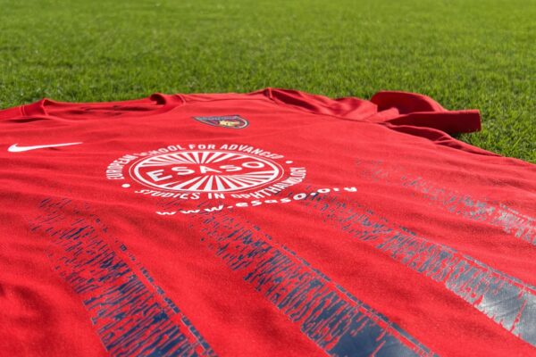 🔴🔵 Maglia “Special” per la Coppa Italia, il Cosenza promuove formazione e ricerca oculistica