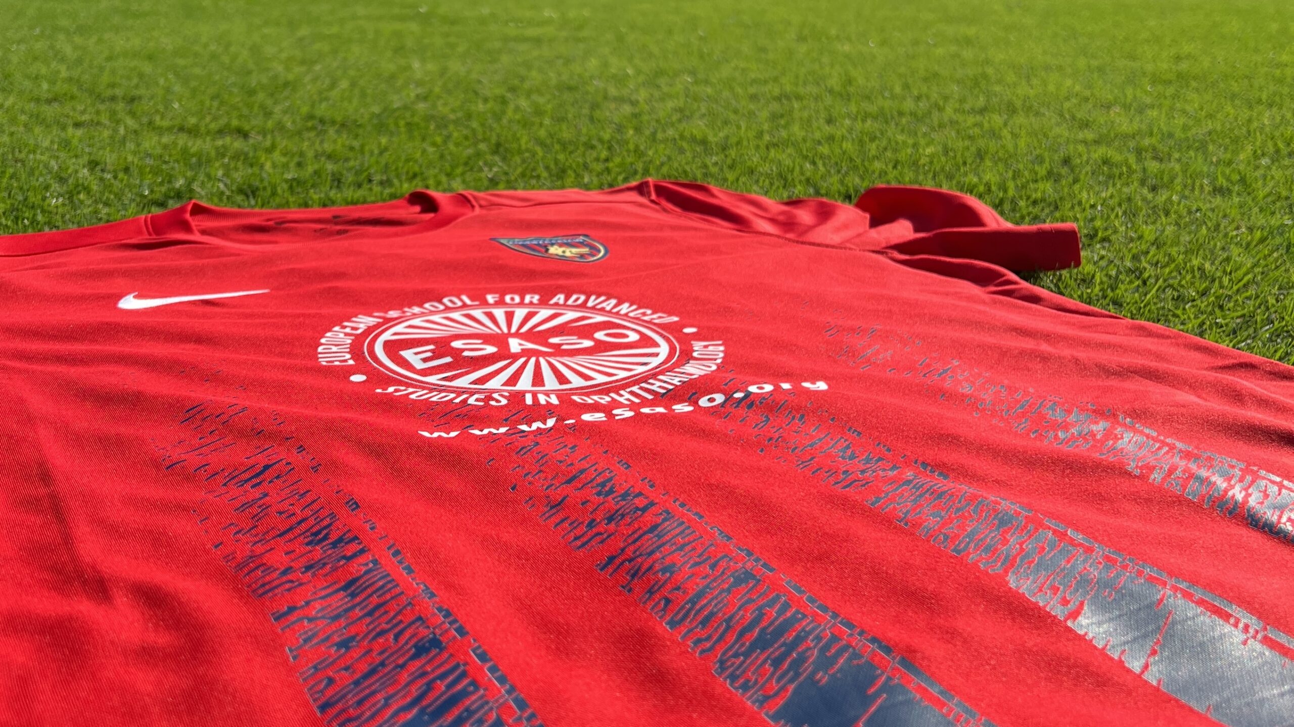 🔴🔵 Maglia “Special” per la Coppa Italia, il Cosenza promuove formazione e ricerca oculistica