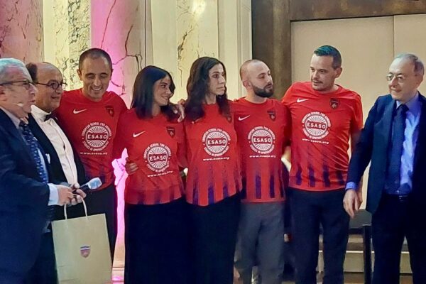 La maglia “special” conquista Vienna. Cosenza Calcio con Esaso per formazione e ricerca oftalmologica.