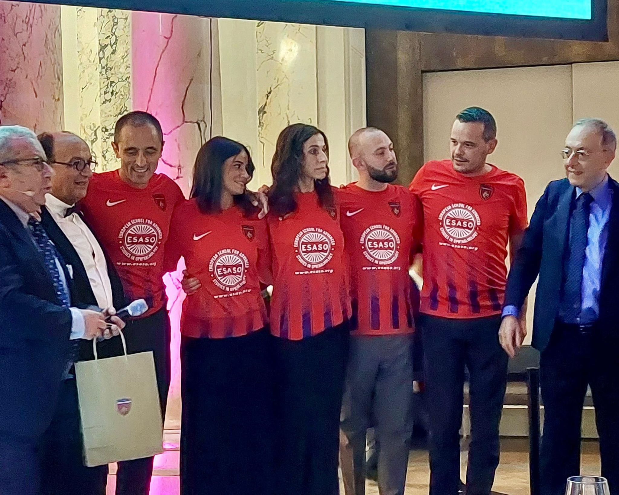 La maglia “special” conquista Vienna. Cosenza Calcio con Esaso per formazione e ricerca oftalmologica.