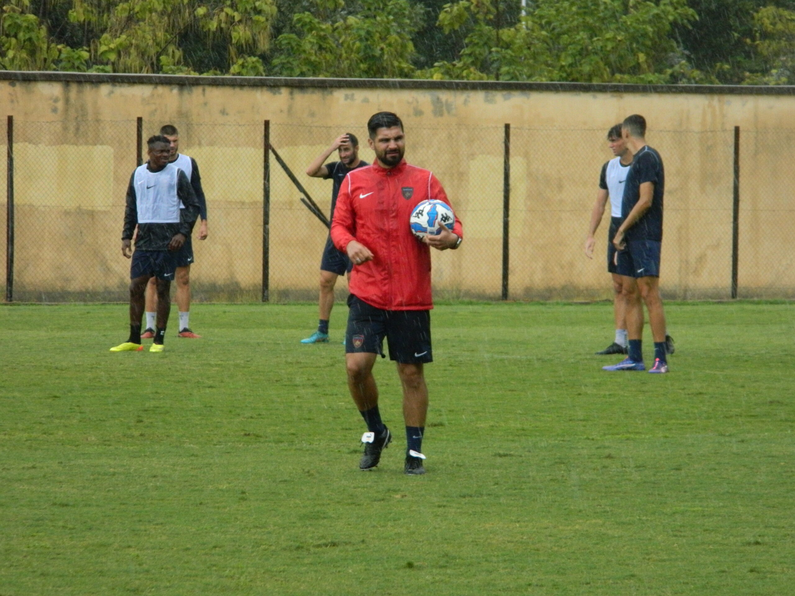 🔴🔵 Allenamento sotto la pioggia. Domani conferenza stampa e rifinitura.