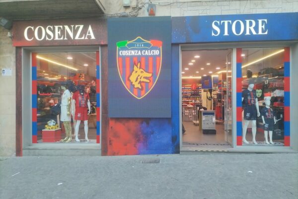 🔴🔵 Lo Store cambia sede… sabato l’apertura!